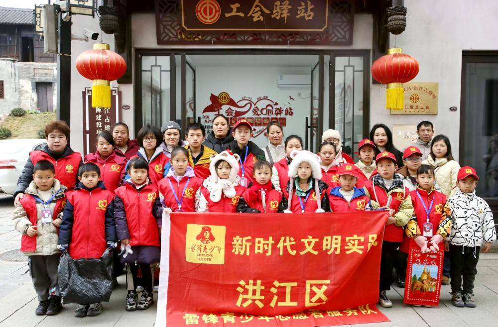 雷锋青少年拾捡白色垃圾，扮靓古商城