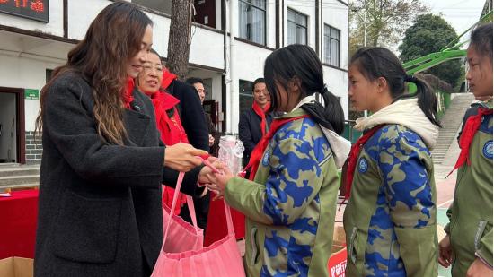 怀化市多部门联合开展“爱心妈妈”结对关爱留守儿童活动