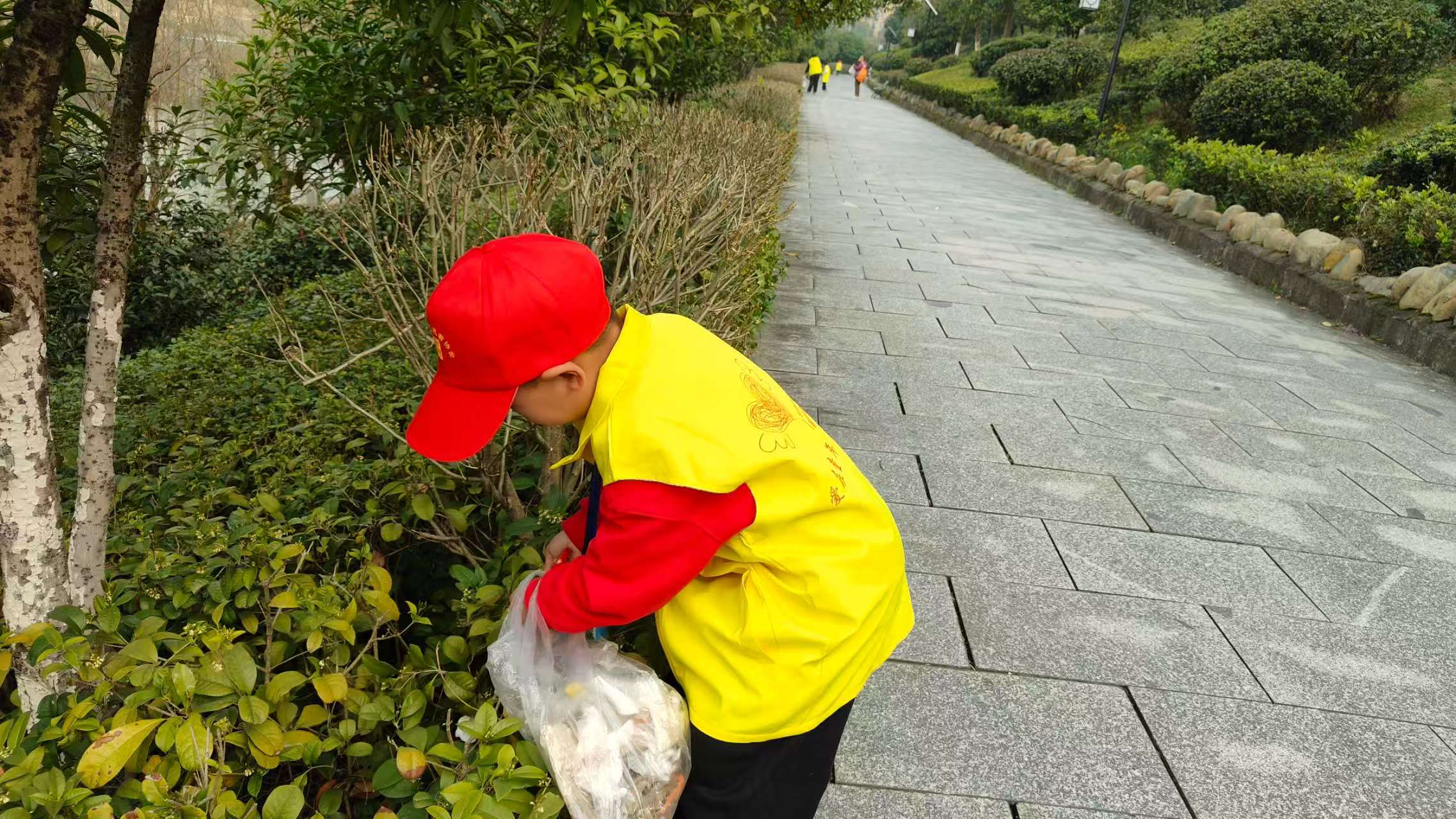 大手拉小手 护河暖寒冬 —— 怀化多方聚力河小青 亲子携手绘