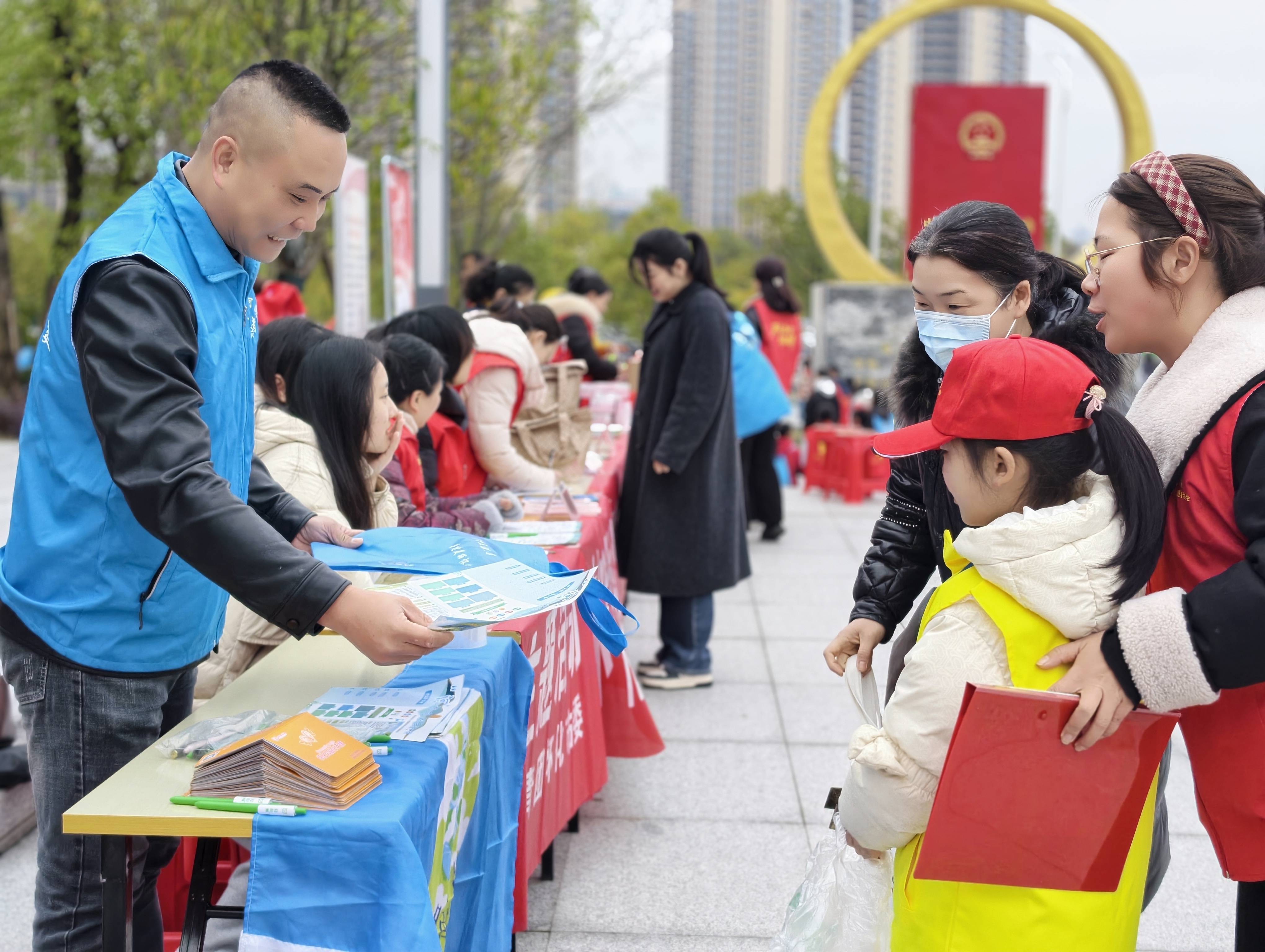 怀化：践行雷锋精神 “河小青”守护母亲河