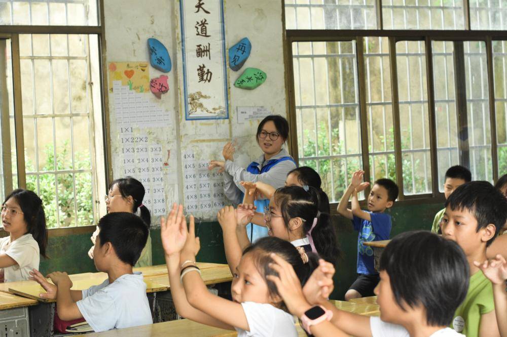 邵阳学院文学院三下乡：“青春扬壮志，微火照塘红”服务团开展防