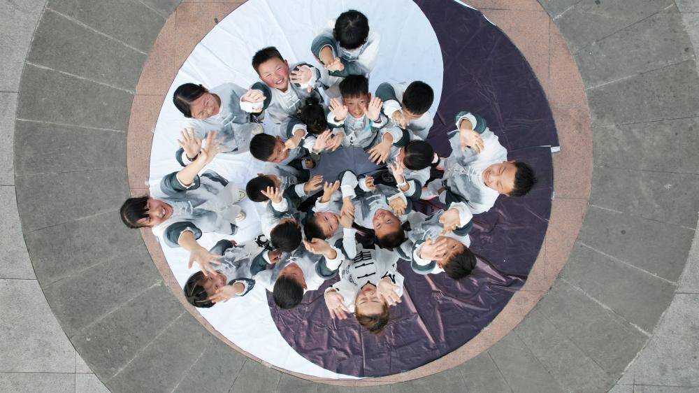 新晃同心武术中心举行“太极承古韵 雷锋续新风 ” 青少年太极拳展演活动