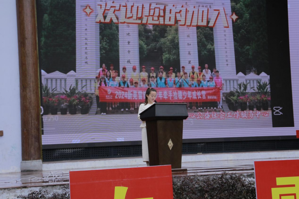 新晃微爱志愿者协会亮相学雷锋志愿服务项目交流展示活动 ——传承雷锋精神，共筑幸福