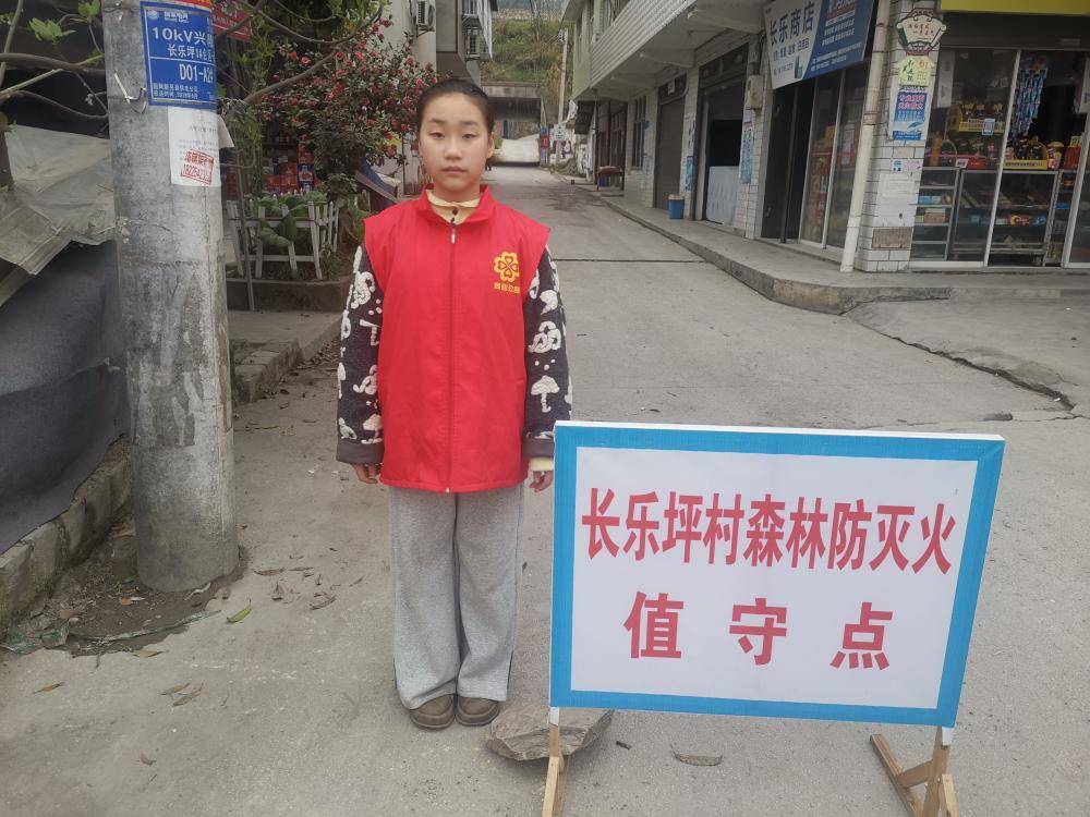 青春护青山 文明祭祀行 ——清明节文明祭祀劝导志愿服务行动