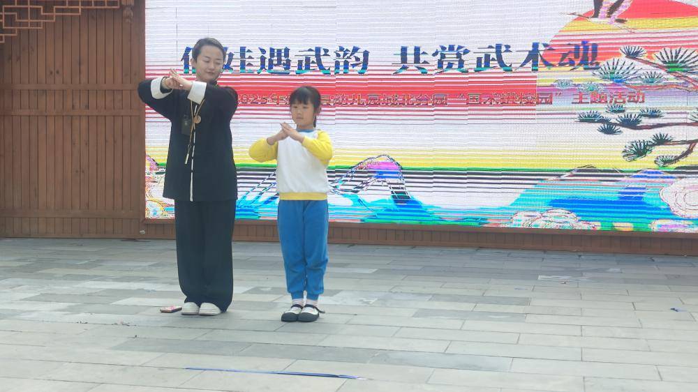 侗娃武韵扬国粹 稚子拳心筑防毒 ——新晃同心武术中心走进县幼儿园城北分园武术进校