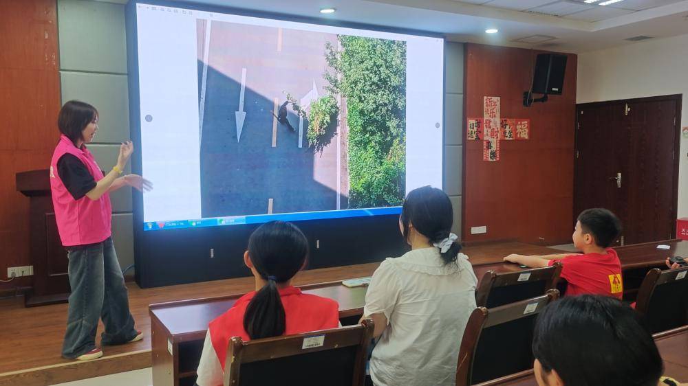 视界无声·青春有声 ——摄影培训讲座和摄影展览