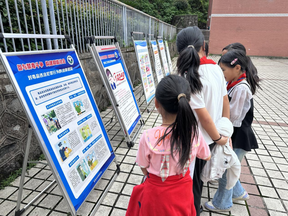 新晃县禁毒办联合多部门开展 “禁毒宣讲进校园”活动  筑牢青