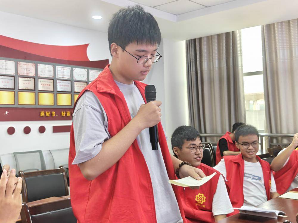 探寻生命韧性 ——《活着》读书会点亮青少年心灵