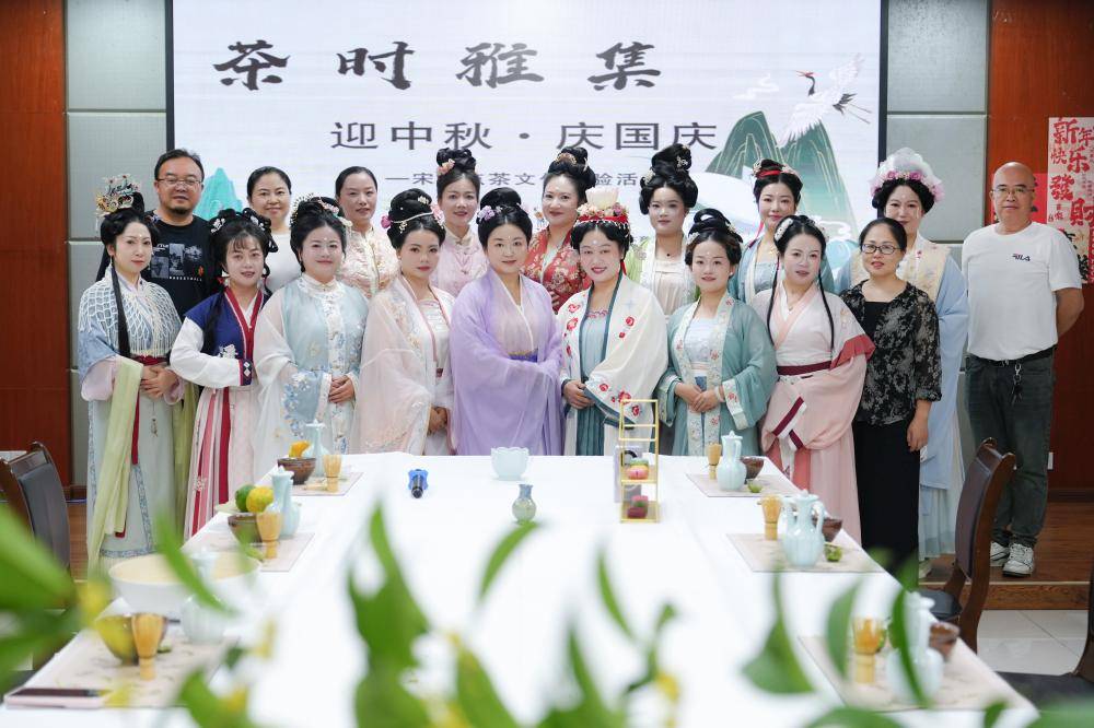 迎中秋庆国庆 ▪ 茶时雅集——新晃图书馆开展宋代点茶文化体验活动