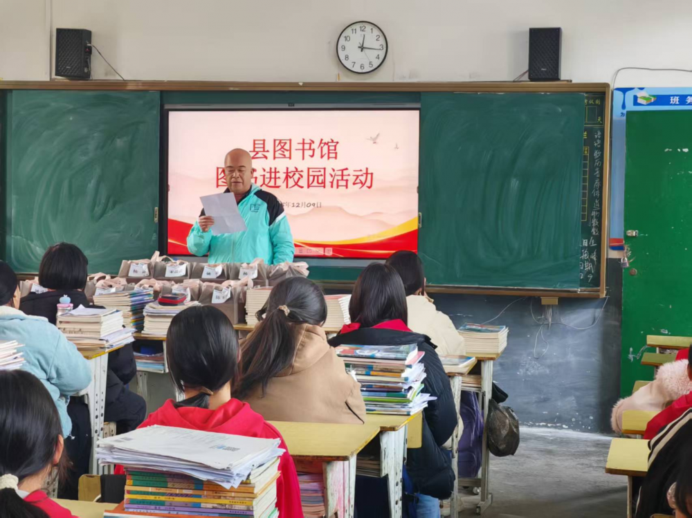 新晃县图书馆开展“书香润心·护苗成长” 主题图书捐赠活动