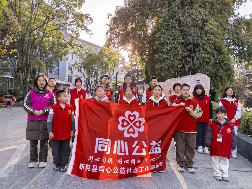 新晃县雷锋青少年化身交通安全宣传员：路口倡文明·共筑平安行