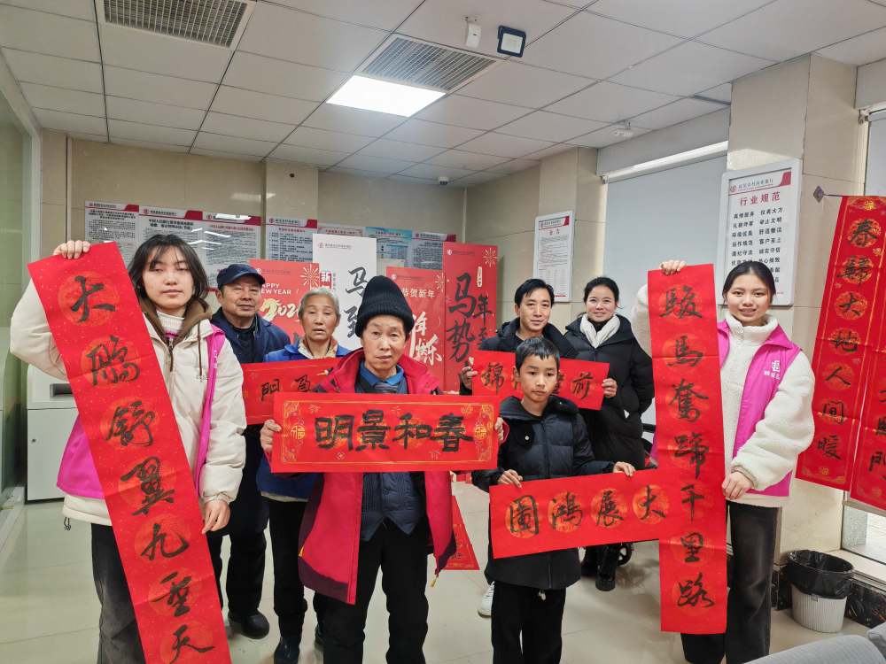 墨香润集市 福联暖民心——我县多单位联合赶集日送春福