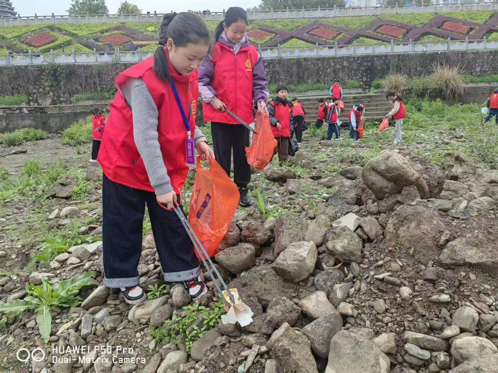 学雷锋护碧水·青春守护㵲水河 —新晃县联合开展世界水日巡河净