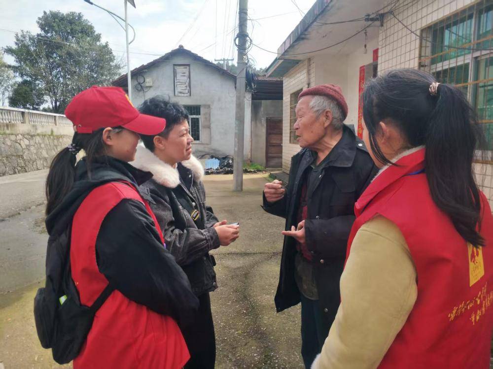 助学金点亮乡村少年梦，志愿情温暖事实孤儿心