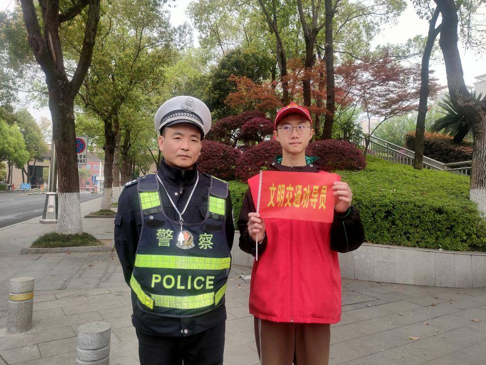 清明节假期：青少年化身文明交通劝导员，传递安全出行理念