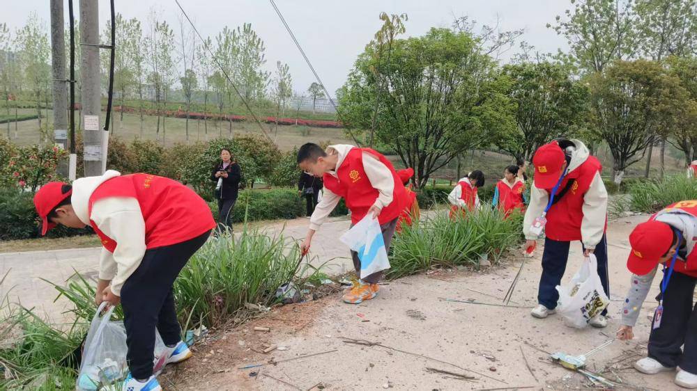 雷锋青少年巡河净滩，守护生态家园