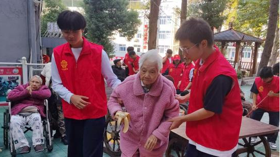 秋暖养老院！怀化市德才高级中学2401班雷锋青少年传温情