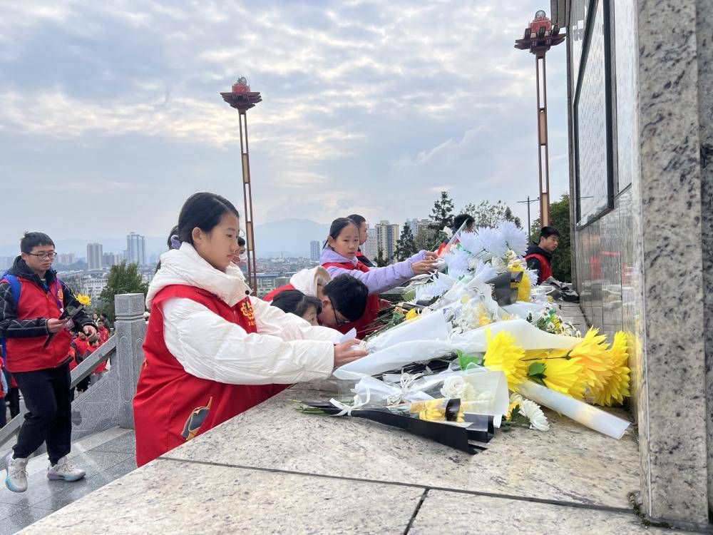 国家公祭日 缅怀先烈志 雷锋青少年 致敬英雄魂   ——怀化