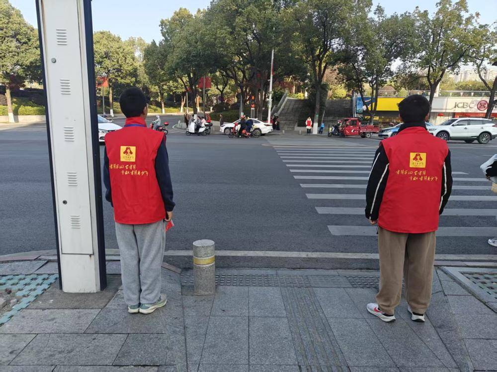路口有 “礼” 雷锋青少年开展交通劝导行动