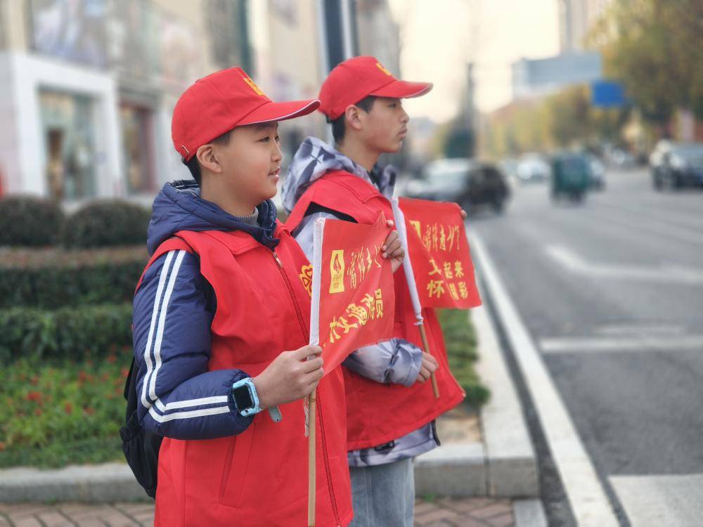 雷锋青少年文明交通劝导   点亮怀化街头文明风