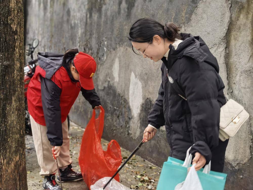 雷锋青少年以志愿行动点亮文明之光