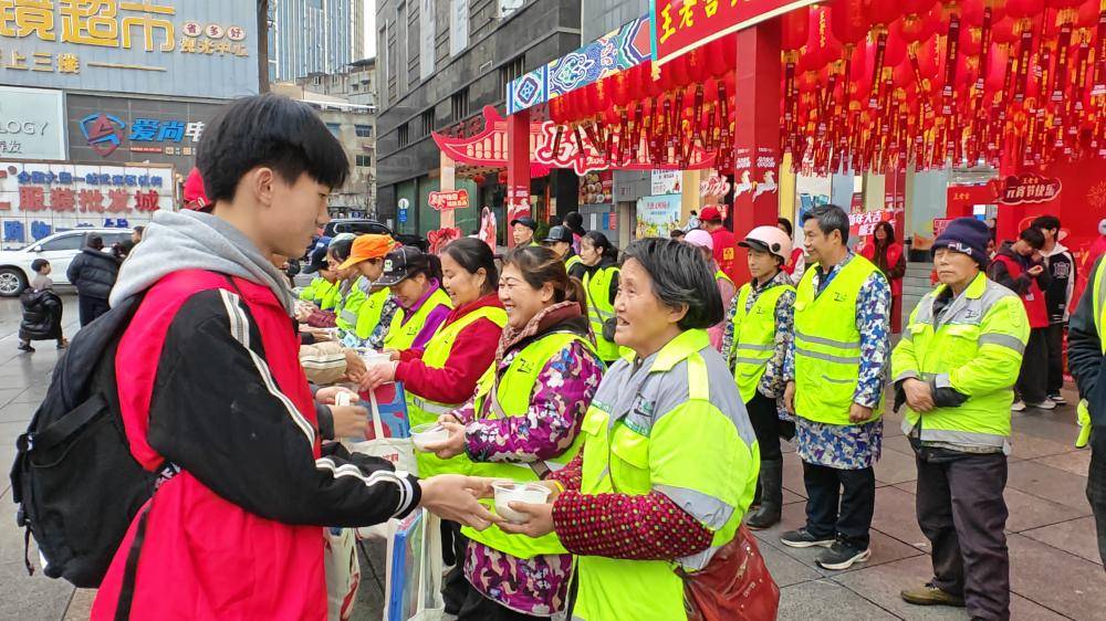 一碗汤圆暖人心  致敬最美环卫工人