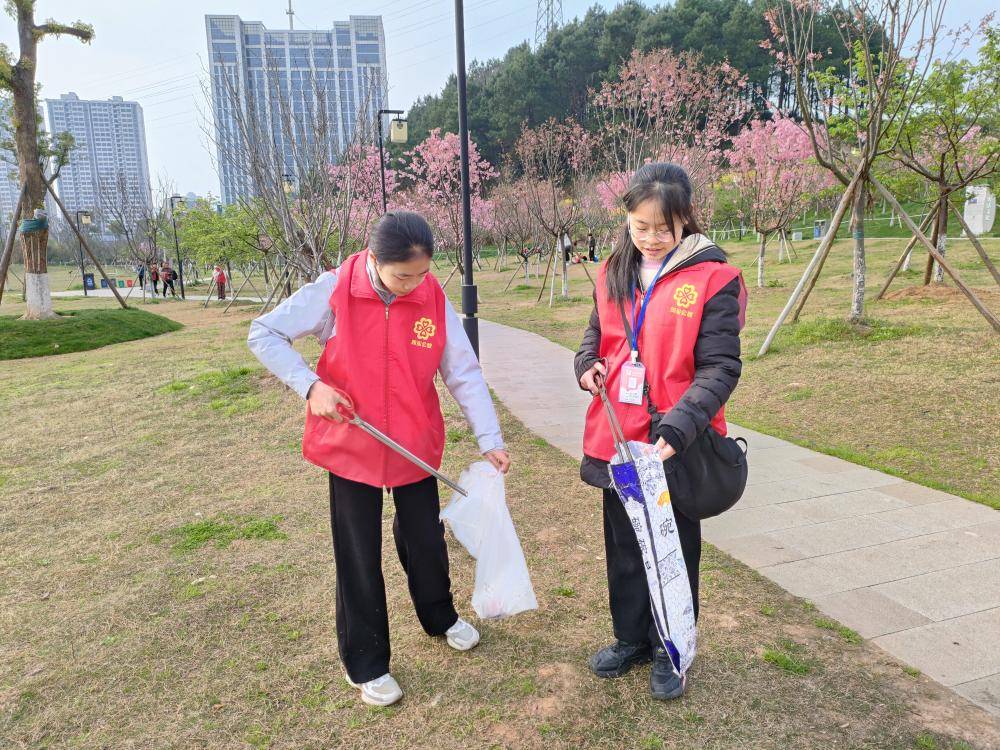 志愿红点亮人民公园！雷锋青少年化身“环保卫士”