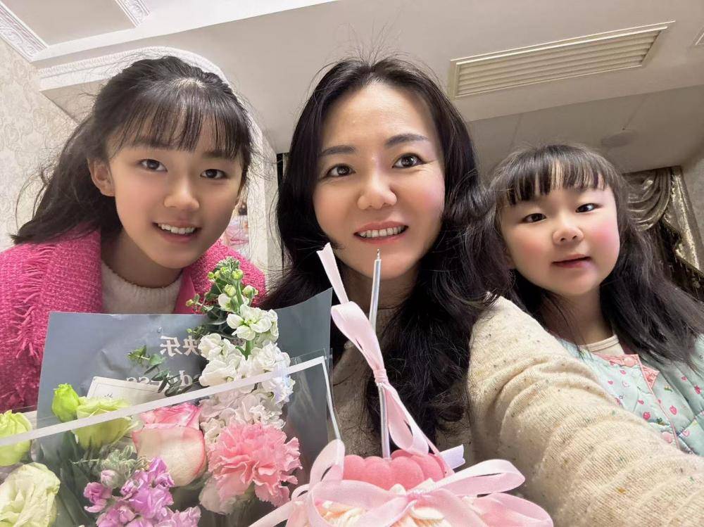 线上传温情：雷锋青少年致敬“她力量”