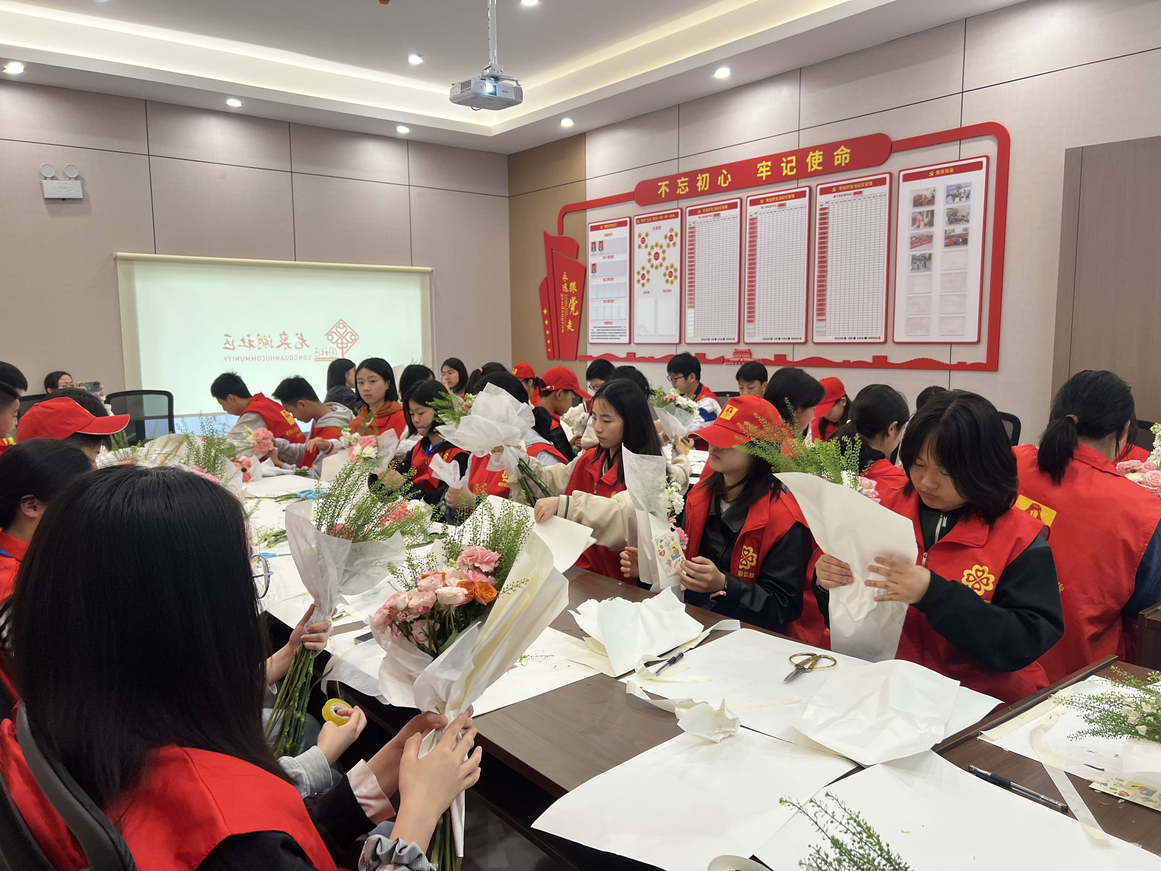 “指尖藏爱意，花开献母亲” ——母亲节主题活动