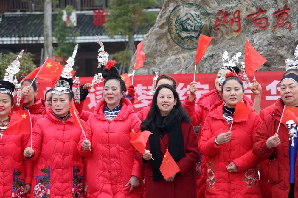 情聚万佛山总大门 共庆魅力女神佳节