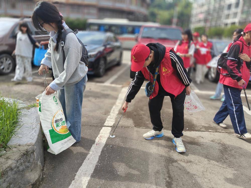 五一劳动捡垃圾 美化公园我行动