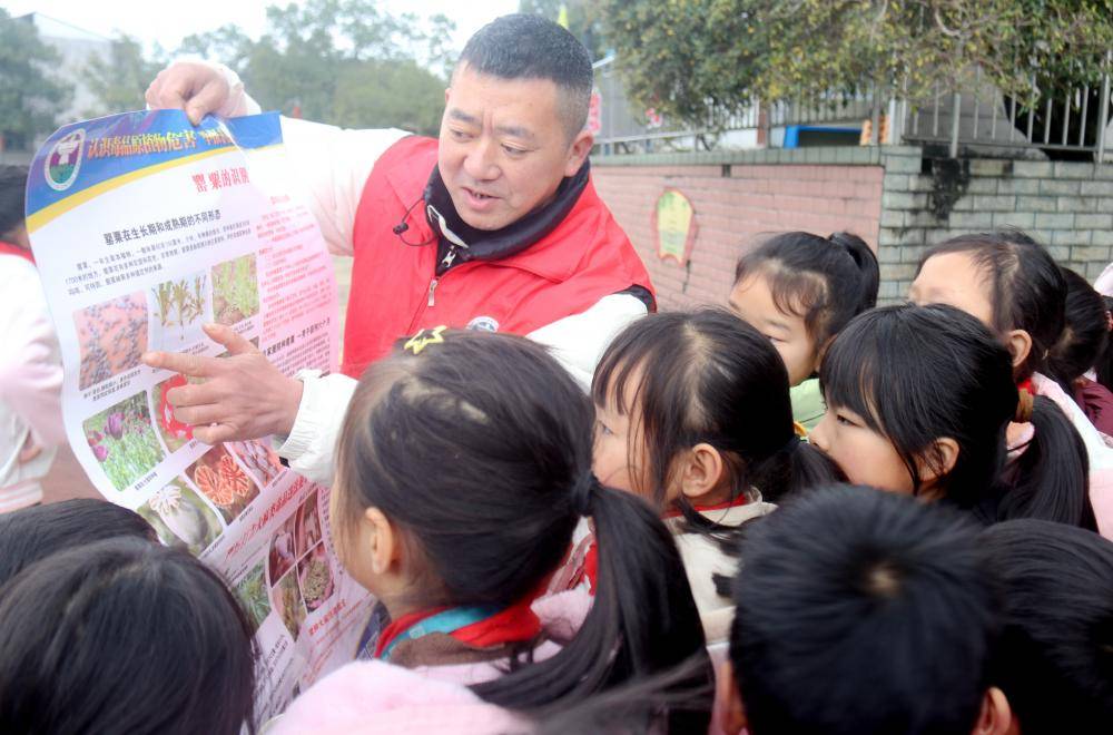 禁毒志愿者走进洪江区横岩小学，上好开学禁毒第一课